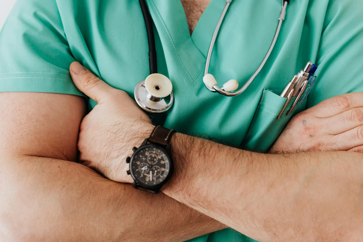 Médico especialista con estetoscopio, representando diferentes especialidades médicas.