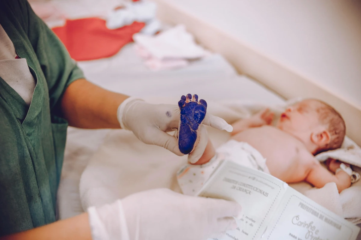 Niño siendo examinado por un pediatra en una consulta médica.