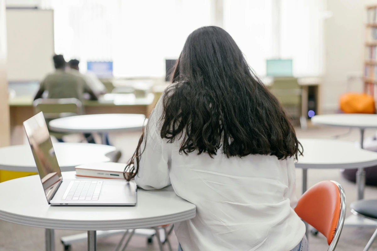 Estudiante de medicina estudiando en su escritorio para reducir el estrés.